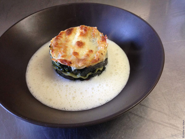 Lasagnes d'escargots, bouillon de volaille à la crème d'ail