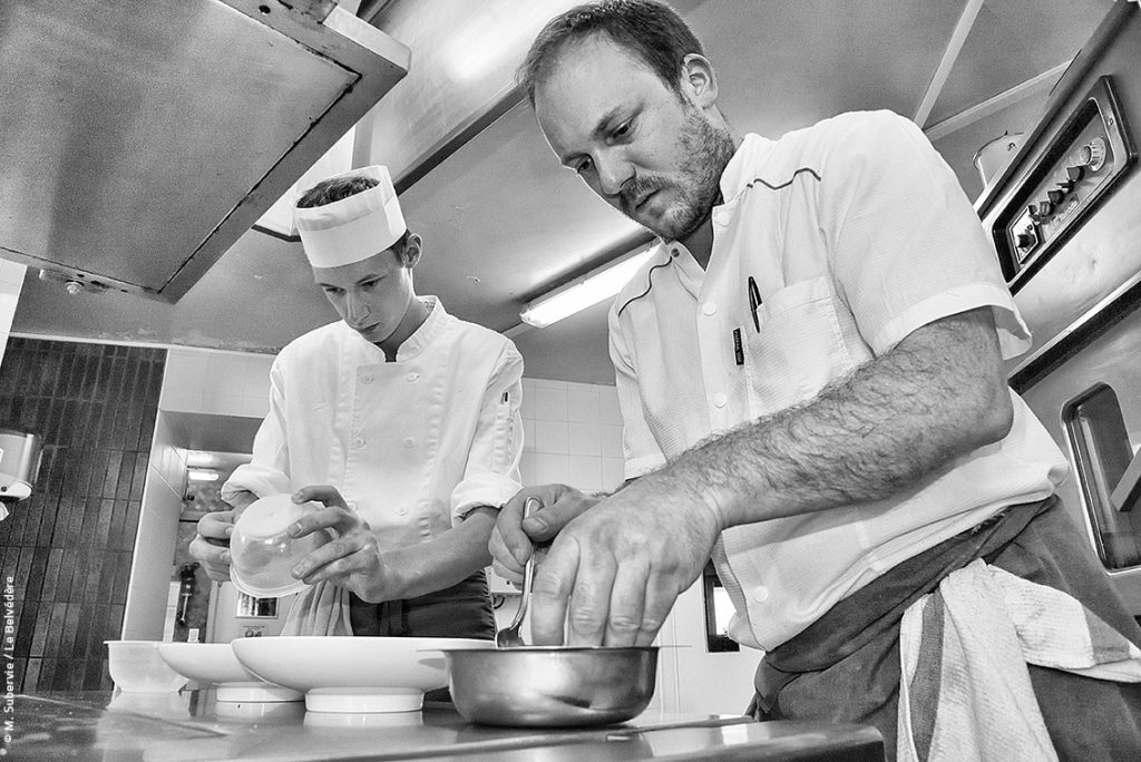 Guillaume Viala dans la cuisine du Belvédère à Bozouls © Maurice Subervie