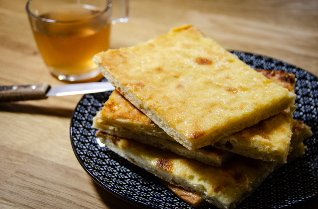 Morceaux carrés de pompe à l'huile entassés les uns sur les autres sur une assiette bleue Morceaux carrés de pompe à l'huile entassés les uns sur les autres sur une assiette bleue