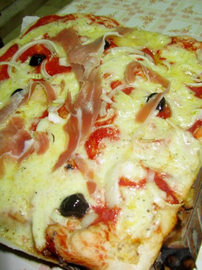 Pizza au fromage Laguiole © Gourmandises sans Frontieres