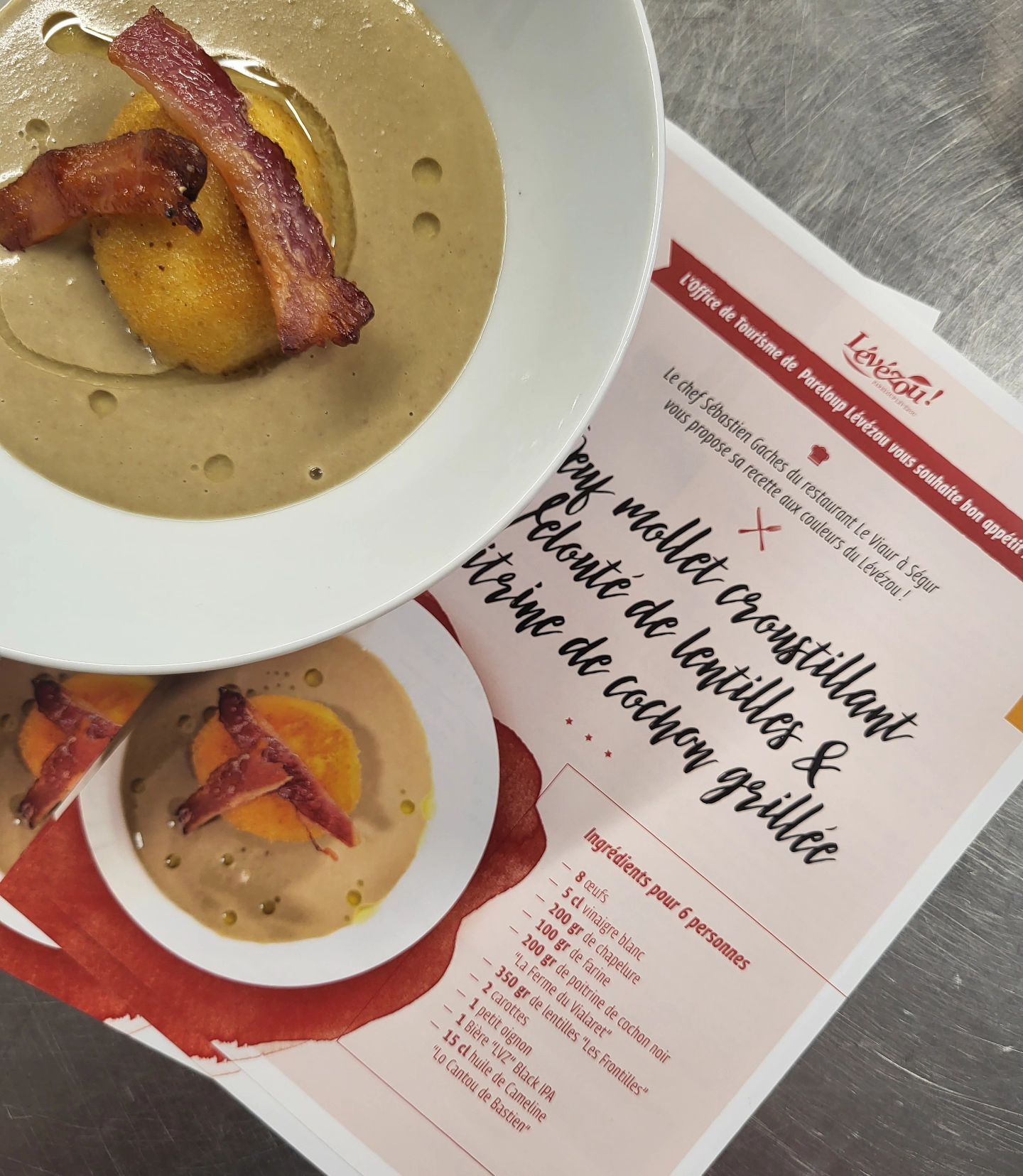 Œuf mollet croustillant sur velouté de lentilles et poitrine de cochon grillée