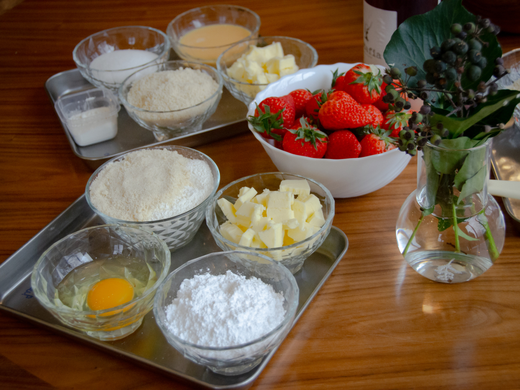 Ingrédients pour la recette de la tarte aux fraises et Ratafia du restaurant Auprès d'Angèle