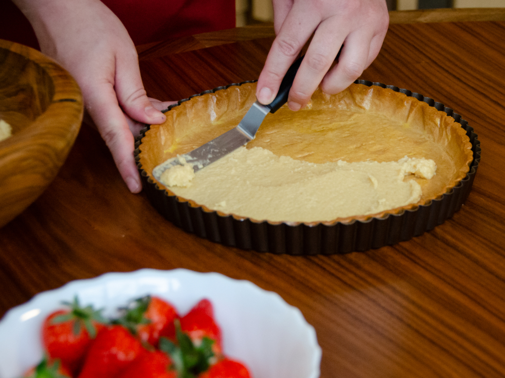 Préparation de la tarte aux fraises et ratafia de l'Aveyron