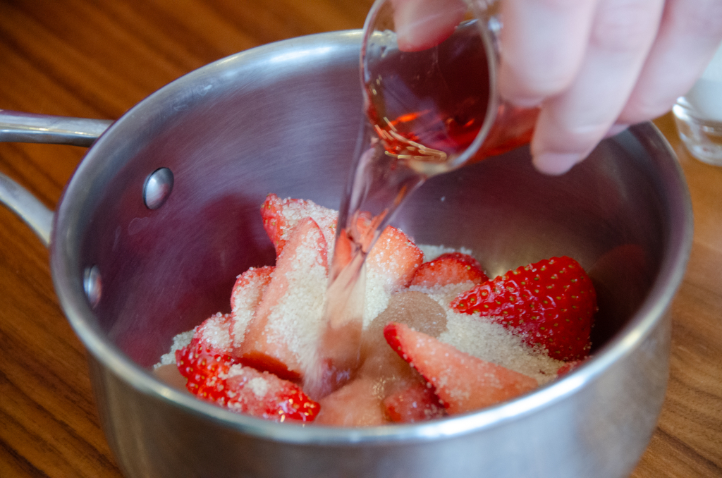 Préparation de la tarte aux fraises et ratafia de l'Aveyron