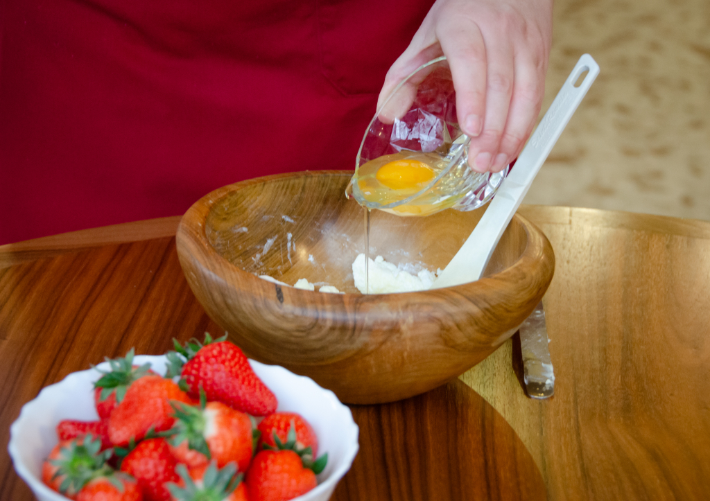 Préparation d'une pâte brisée sucrée : oeuf