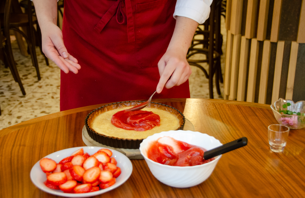Préparation de la tarte aux fraises et ratafia de l'Aveyron