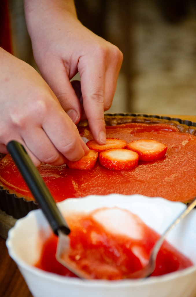 Préparation de la tarte aux fraises et ratafia de l'Aveyron