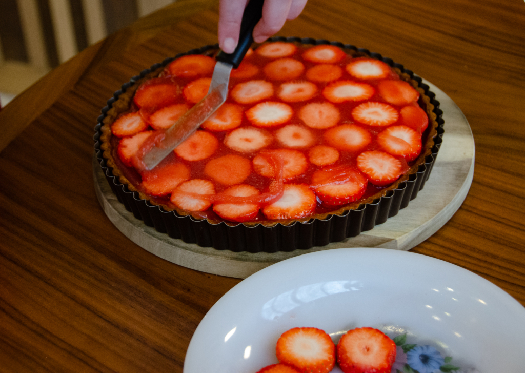 Préparation de la tarte aux fraises et ratafia de l'Aveyron