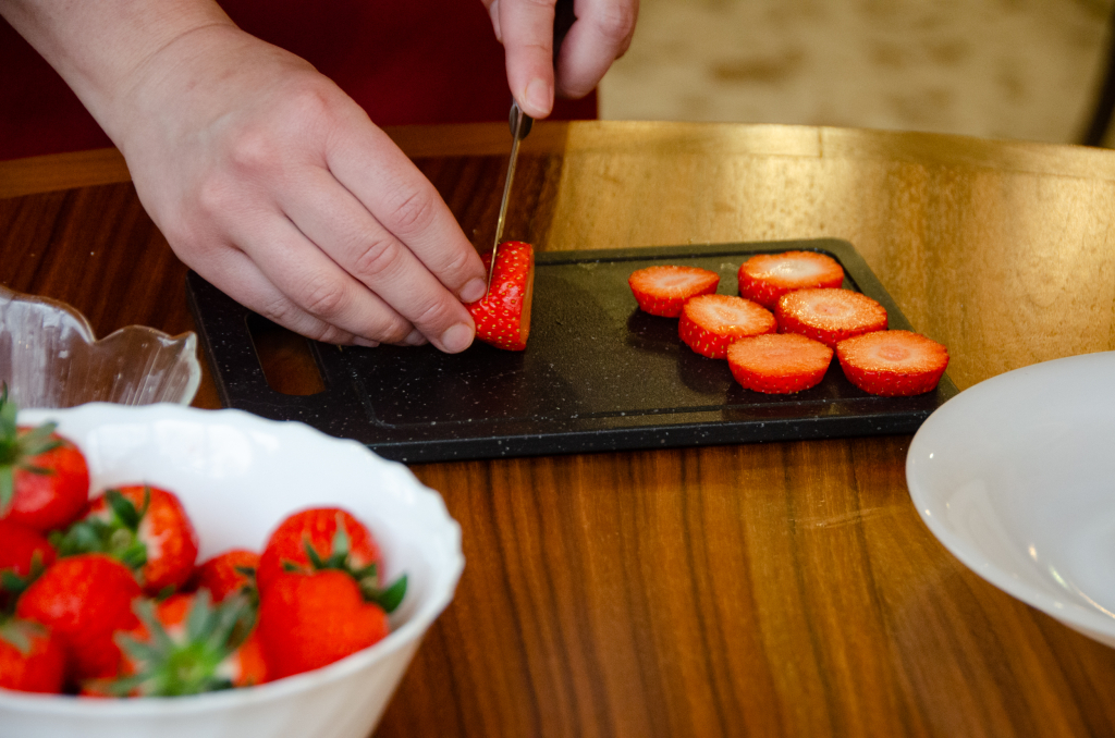 Découpage des fraises pour une tarte aux fraises et ratafia