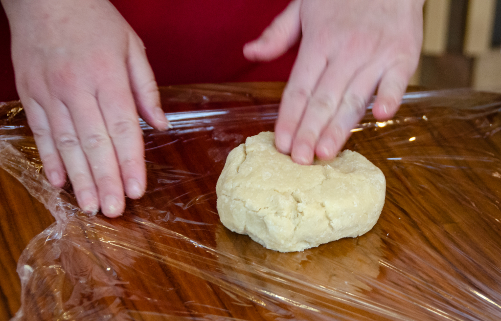 Préparation d'une pâte brisée sucrée : mise en boule
