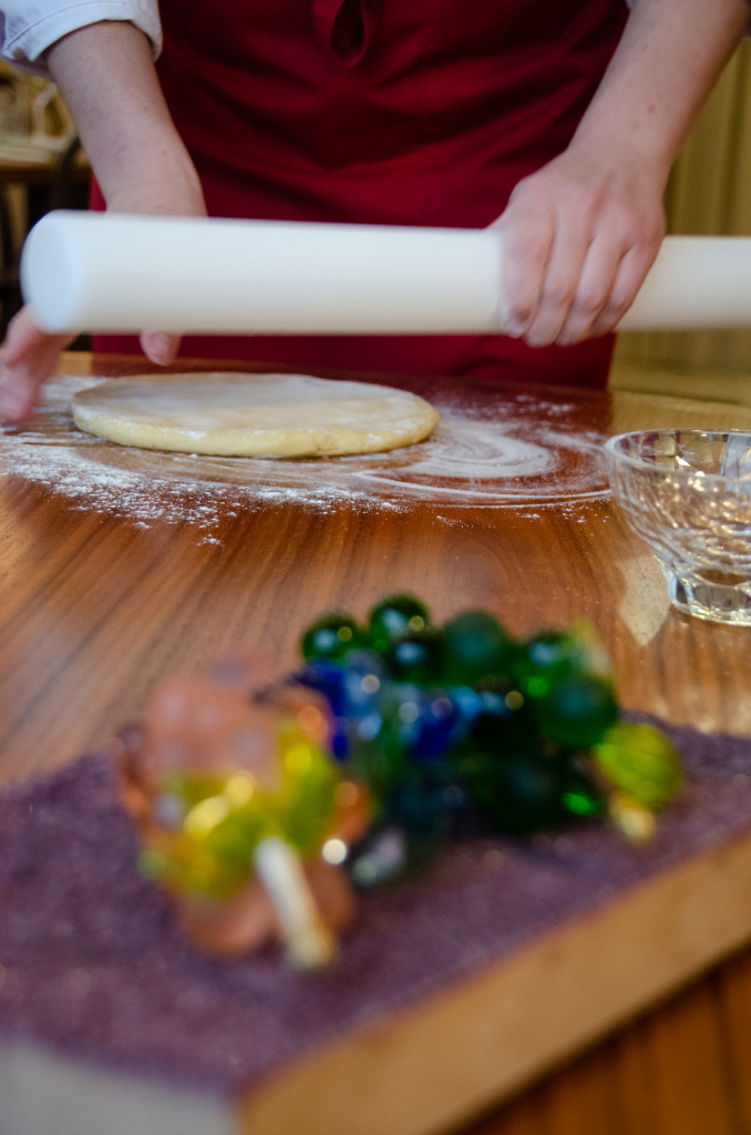 Préparation de la tarte aux fraises et ratafia de l'Aveyron