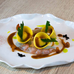 Raviolis maison à la volaille, sauce parfumée aux crustacés, champignons et langoustines