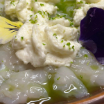 Recette de fêtes - Saint-Jacques crues, huile céléri du Lévézou et espuma au Roquefort ©Niñeta Traiteur - Roquefort Tourisme