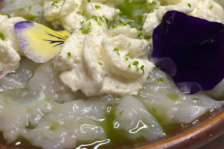 Recette de fêtes - Saint-Jacques crues, huile céléri du Lévézou et espuma au Roquefort ©Niñeta Traiteur - Roquefort Tourisme